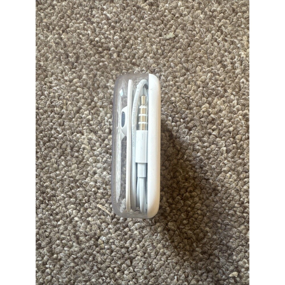 Apple EarPods With Microphone In Ear Headphone With Headphone Jack New In Box - Picture 3 of 3